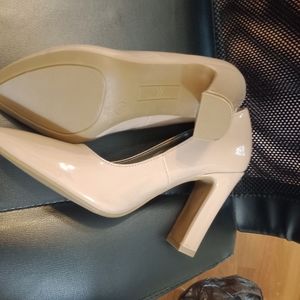 NWOT Worthington beige high heels